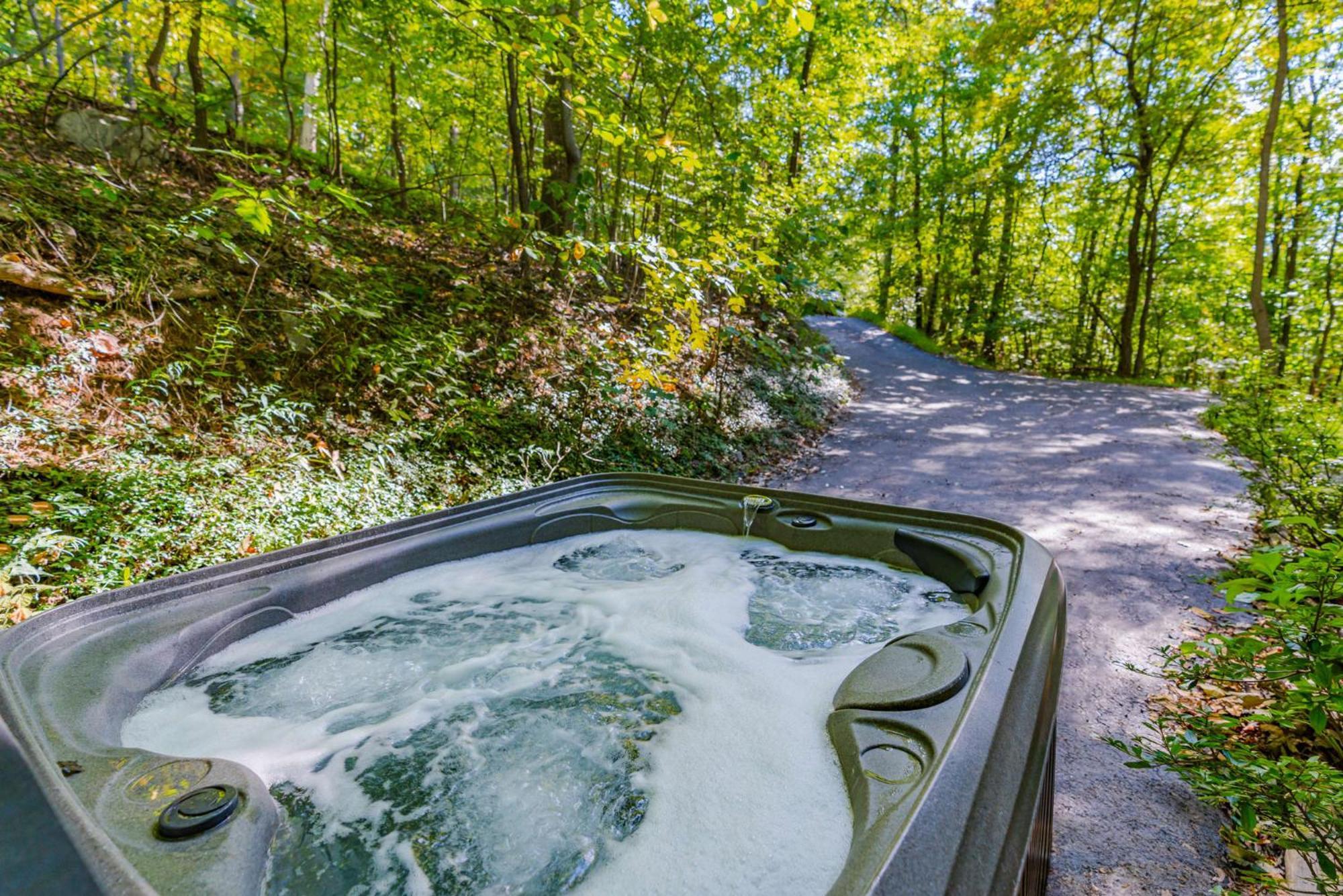 Modern Chalet Cabin W Hot Tub, Deck&Grill, & Wifi! Inwood ภายนอก รูปภาพ